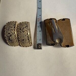 Gold textured ear rings